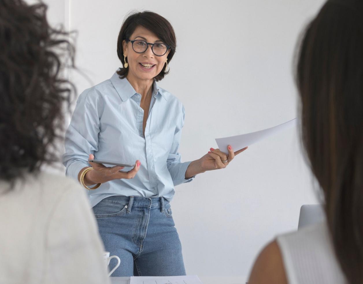 Prozess der Bewertungsverifizierung mit Dokumenten und Checklisten